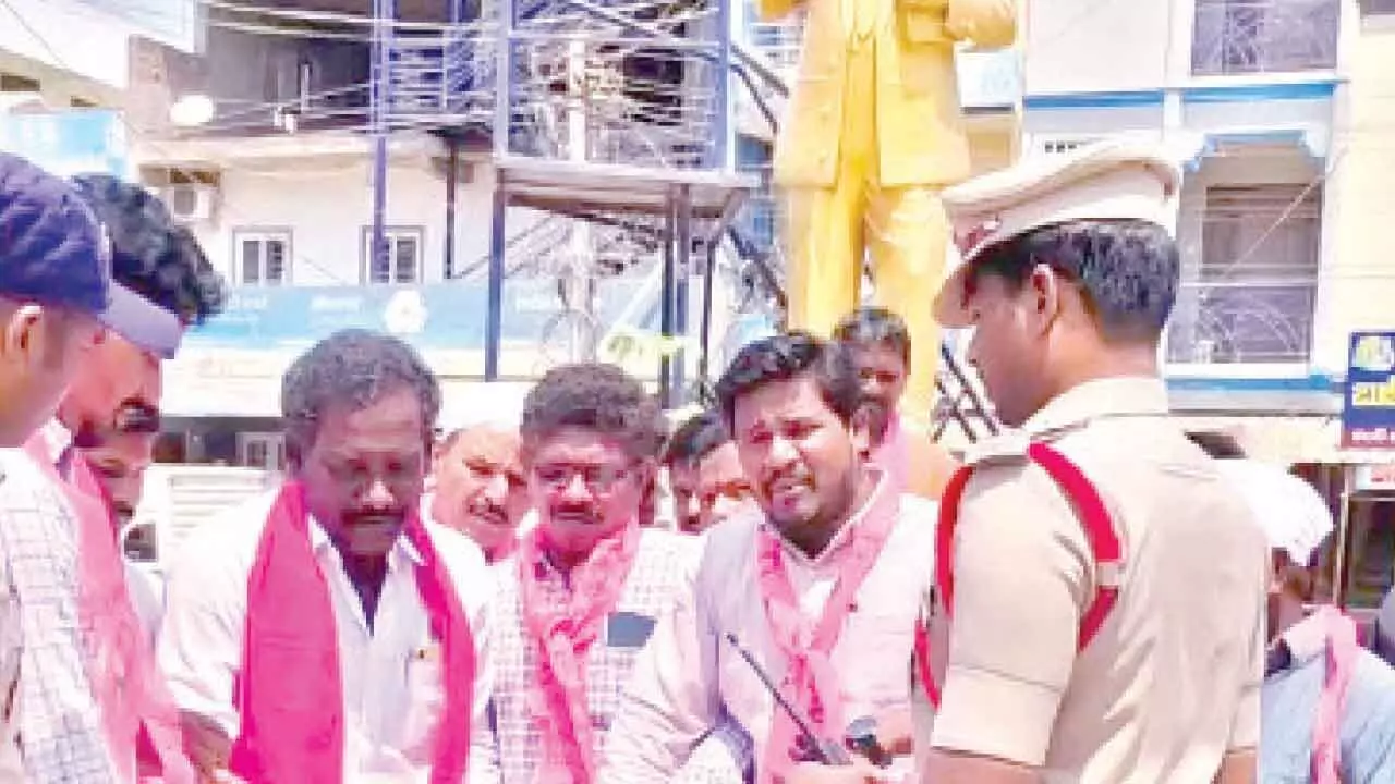 Jagadish Reddy Assembly Suspension|: Cops thwart effigy burning by BRS leaders Jagadish Reddy Assembly Suspension|: Cops thwart effigy burning by BRS leaders