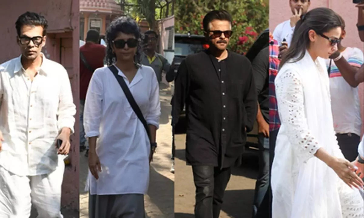 Kajol, Kiara, Karan and others visit Ayan Mukerjis house to offer condolences Kajol, Kiara, Karan and others visit Ayan Mukerjis house to offer condolences