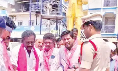 Jagadish Reddy Assembly Suspension|: Cops thwart effigy burning by BRS leaders
