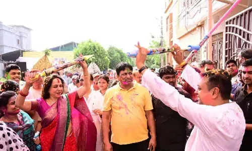 Hema Malini celebrates Holi in Puri