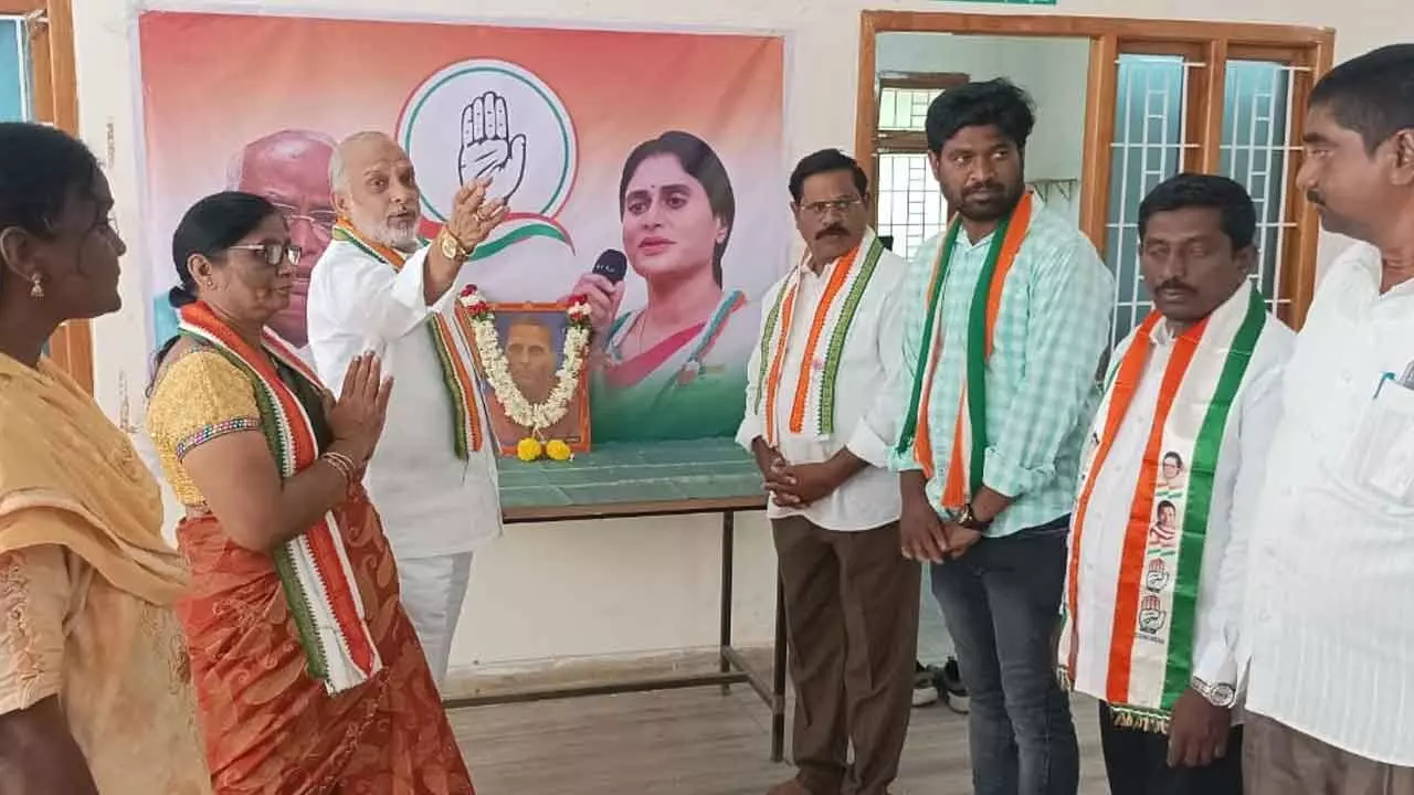 Kadapa Congress president Afzal Khan pays tribute to Potti Sriramulu Kadapa Congress president Afzal Khan pays tribute to Potti Sriramulu