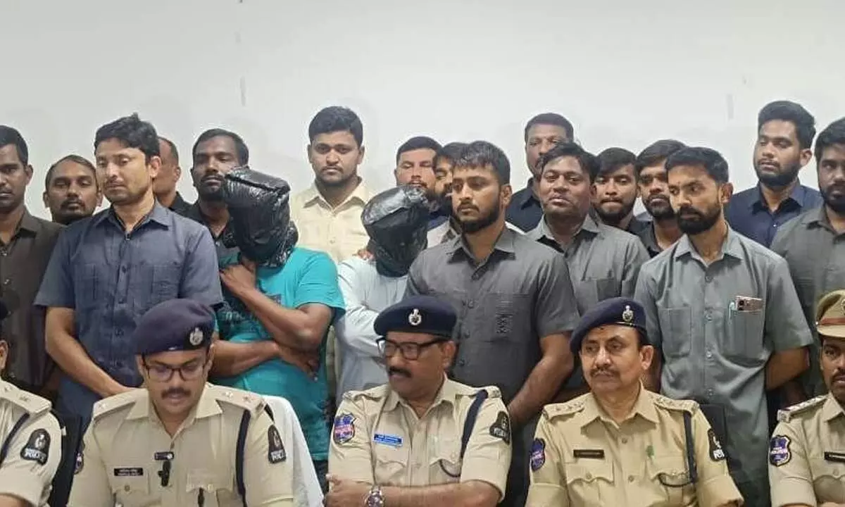 2 held for acid attack on temple accountant 2 held for acid attack on temple accountant