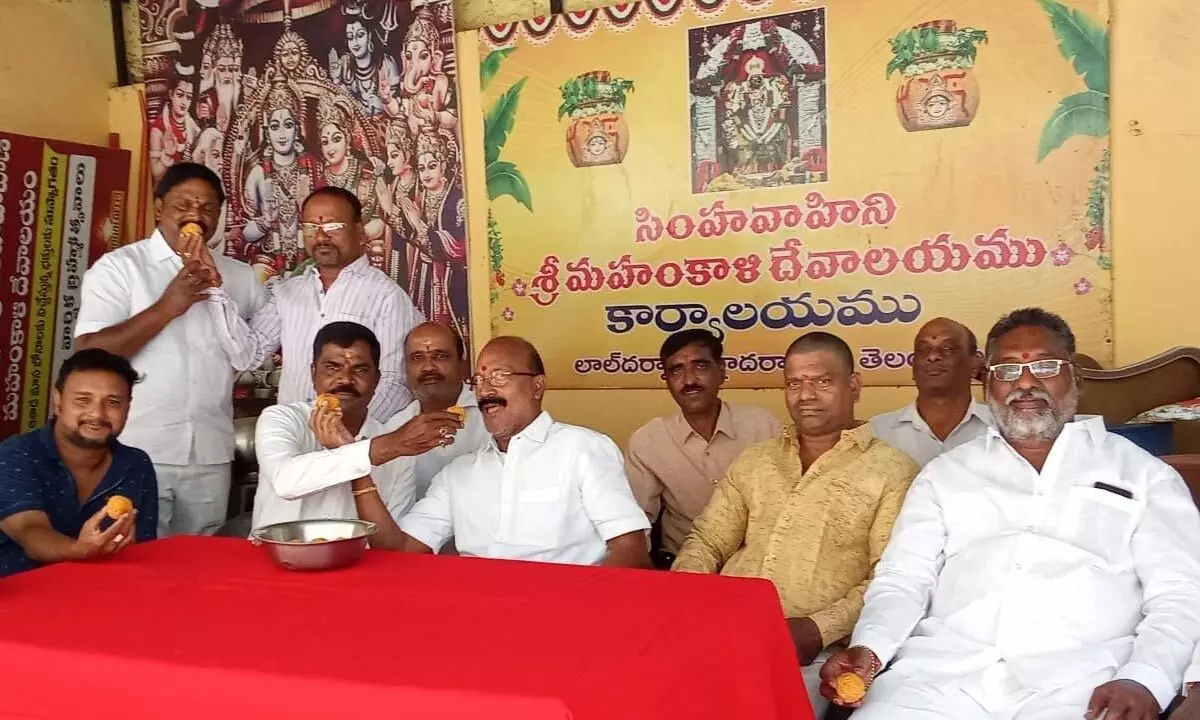 Lal Darwaza temple gets `20-cr boost, committee thanks Revanth Lal Darwaza temple gets `20-cr boost, committee thanks Revanth