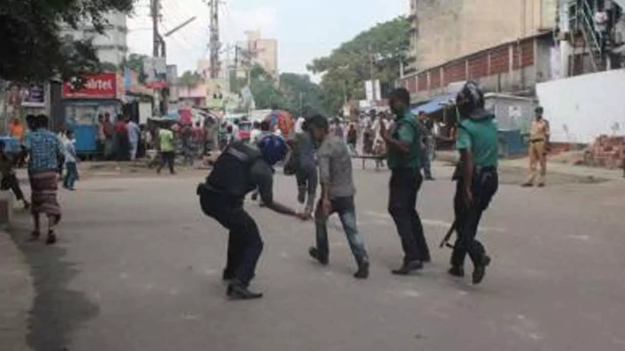 Bangladesh: Workers hold protests in Dhaka amid non-payment of wages Bangladesh: Workers hold protests in Dhaka amid non-payment of wages