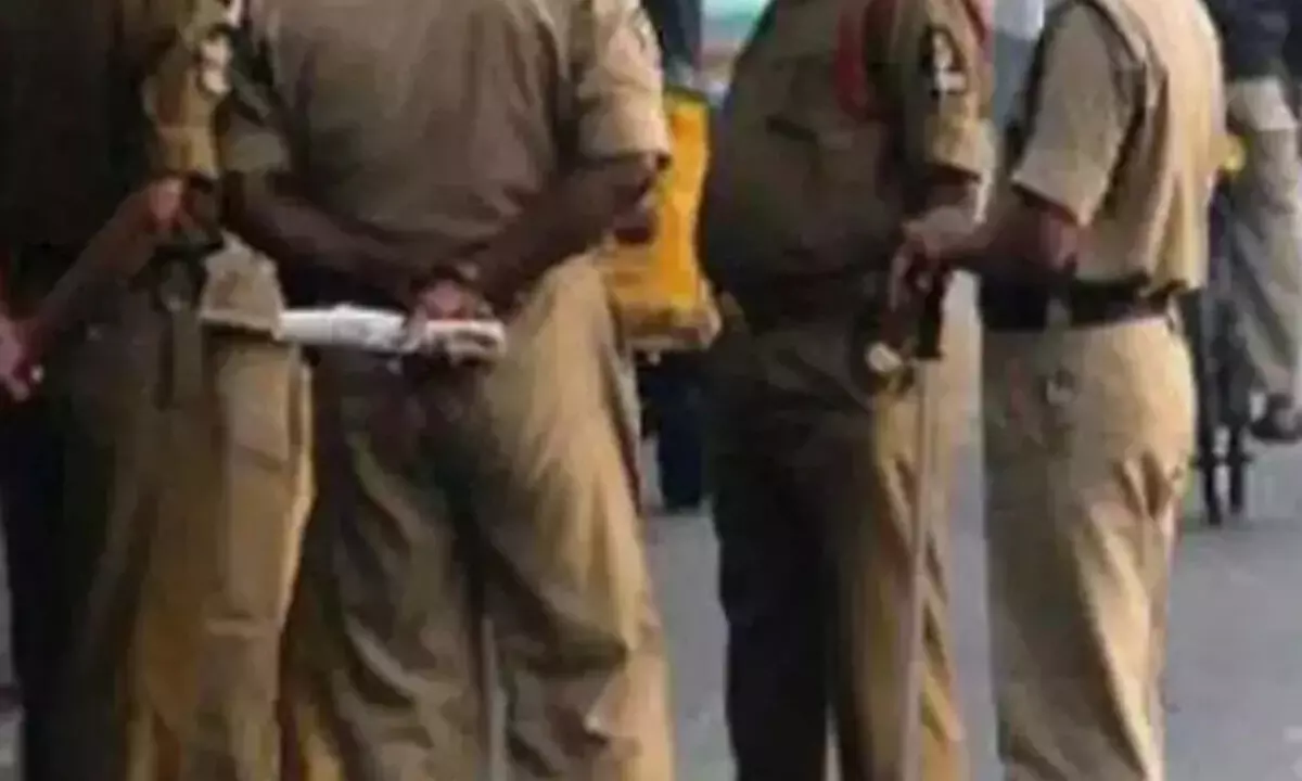 Policemen Caught Gambling Inside Police Station in Kalaburagi, Video Goes Viral Policemen Caught Gambling Inside Police Station in Kalaburagi, Video Goes Viral