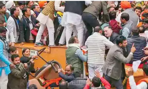 MCD meet disrupted amid BJP-AAP clash