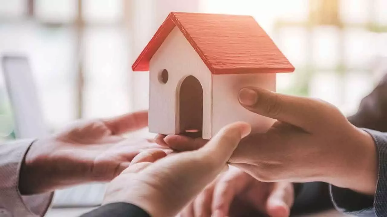 Home Loan Balance Transfer: Cut EMIs & Maximise Savings Home Loan Balance Transfer: Cut EMIs & Maximise Savings