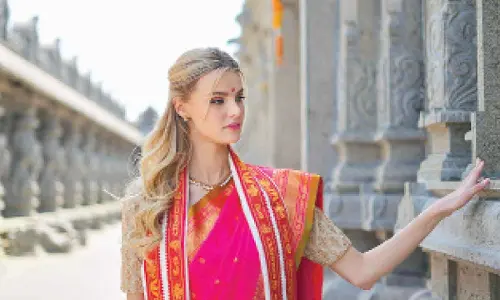 A blend of Divinity & Beauty: Miss World prays at Yadagirigutta