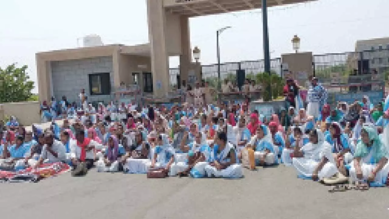 Asha workers lay siege to Collectorate Asha workers lay siege to Collectorate