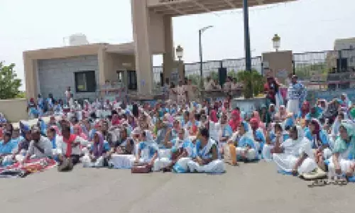Asha workers lay siege to Collectorate