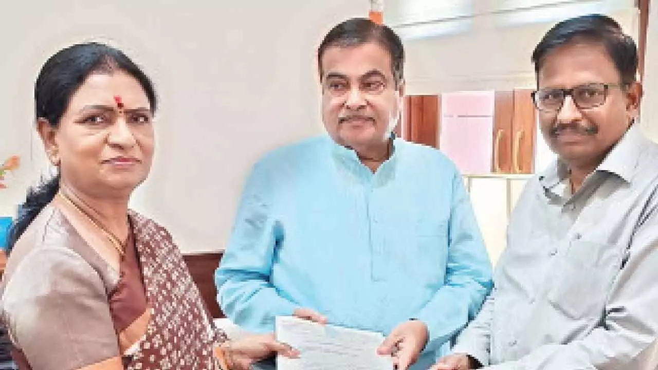 DK Aruna, MLA meet Union Minister Gadkari DK Aruna, MLA meet Union Minister Gadkari