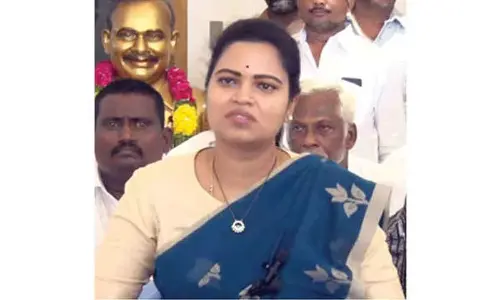 Rajini flays Rajasekhar for quitting YSRCP