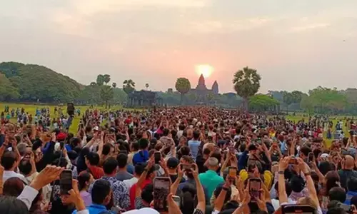 Tourists gather at Cambodias Angkor Wat to watch equinox sunrise
