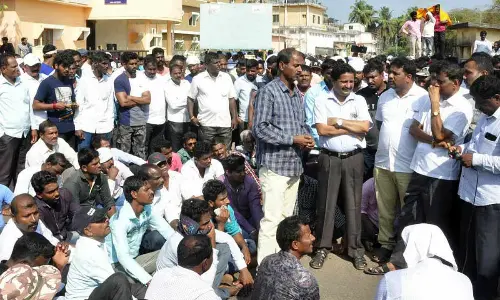 Fishermen Rally at Malpe Port Over Caste Case Dispute, Businesses Close in Solidarity