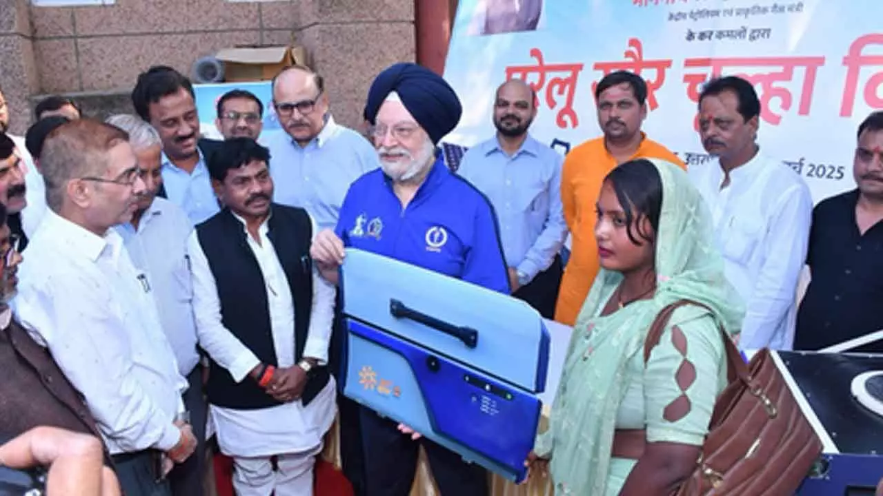 Union Minister hands over Surya Nutan stoves to 309 women in UPs Sonbhadra Union Minister hands over Surya Nutan stoves to 309 women in UPs Sonbhadra