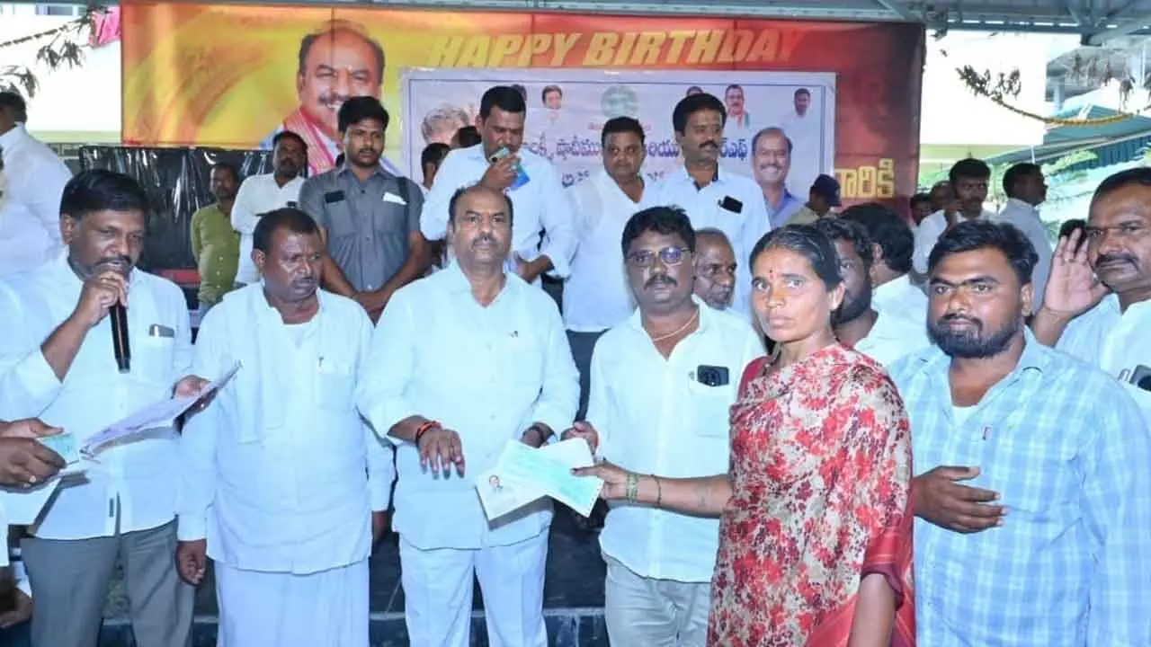 MLA Bandla Krishna Mohan Reddy Distributes Kalyana Lakshmi & Shaadi Mubarak Cheques to 900 Beneficiaries in Gadwal MLA Bandla Krishna Mohan Reddy Distributes Kalyana Lakshmi & Shaadi Mubarak Cheques to 900 Beneficiaries in Gadwal