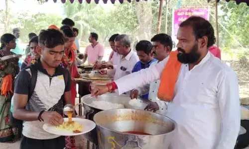 Annadanam for Karnataka Pilgrims at Alampur Jogulamba Temple on Ugadi.