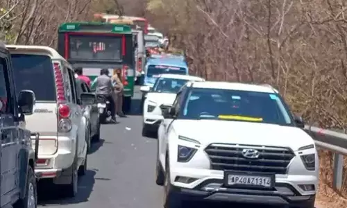 Devotees surge cause traffic jam on ghat road to Srisailam temple