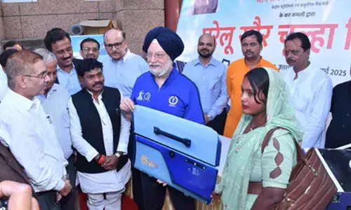 Union Minister hands over Surya Nutan stoves to 309 women in UPs Sonbhadra