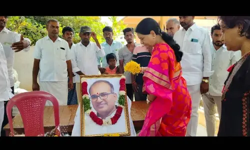 MP DK Aruna Pays Floral Tributes to Dr. Sarveshwar Reddy in Garlapadu