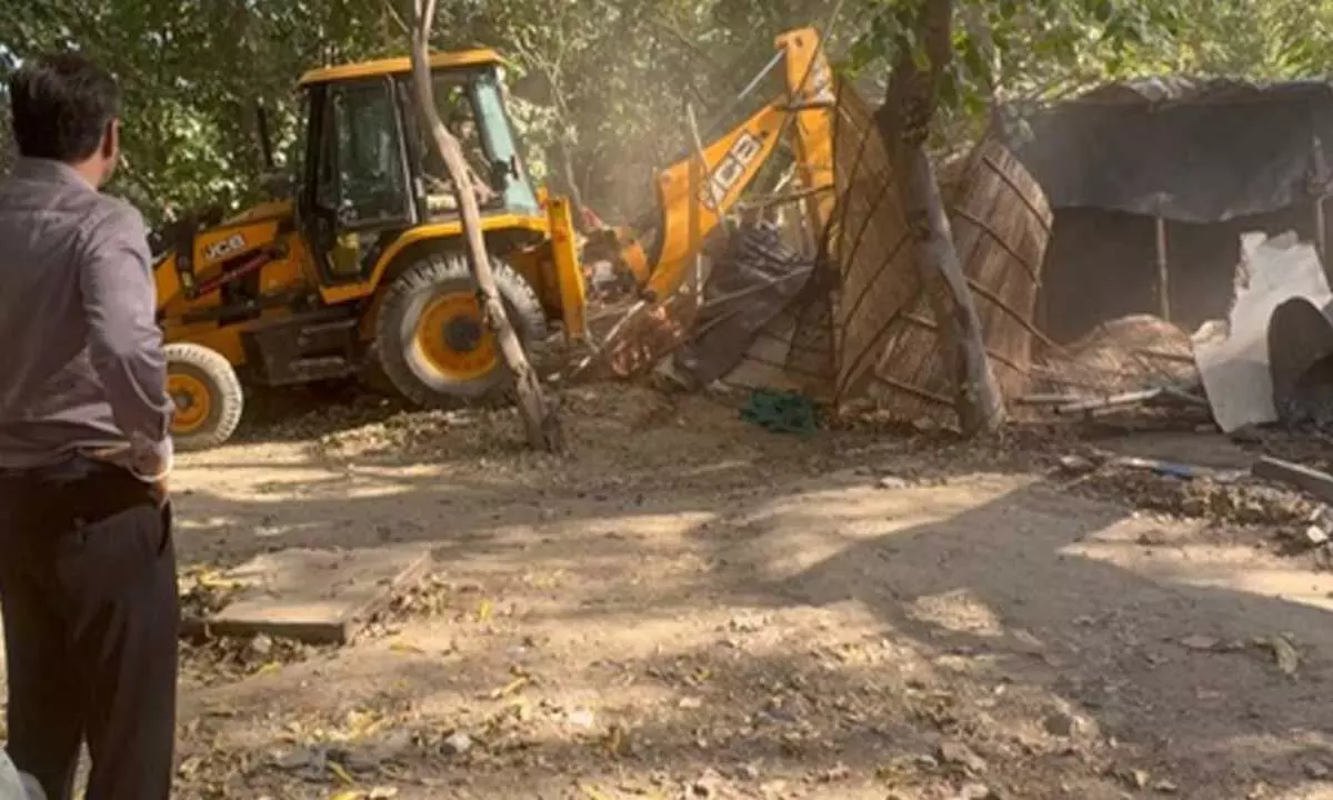 Gurugram: GMDA & HSVP carry out major action against encroachments Gurugram: GMDA & HSVP carry out major action against encroachments