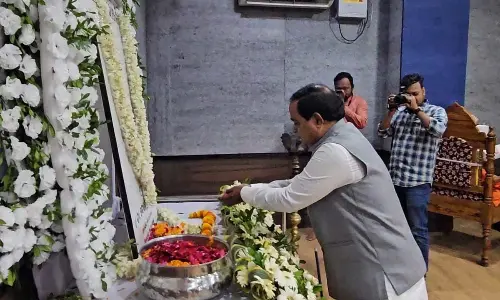 Patra, Pany pay tributes to Debendra