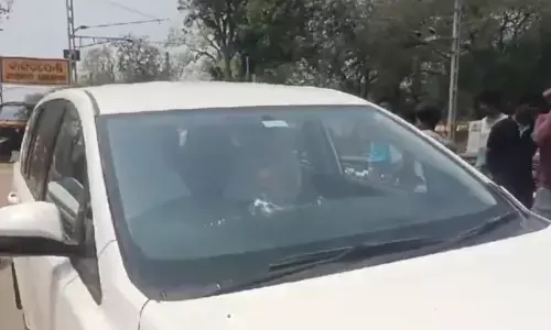 Protesters hurl stones at convoy of minister Suresh Pujari