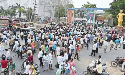 Farmers protest at Mirchi Yard for remunerative price