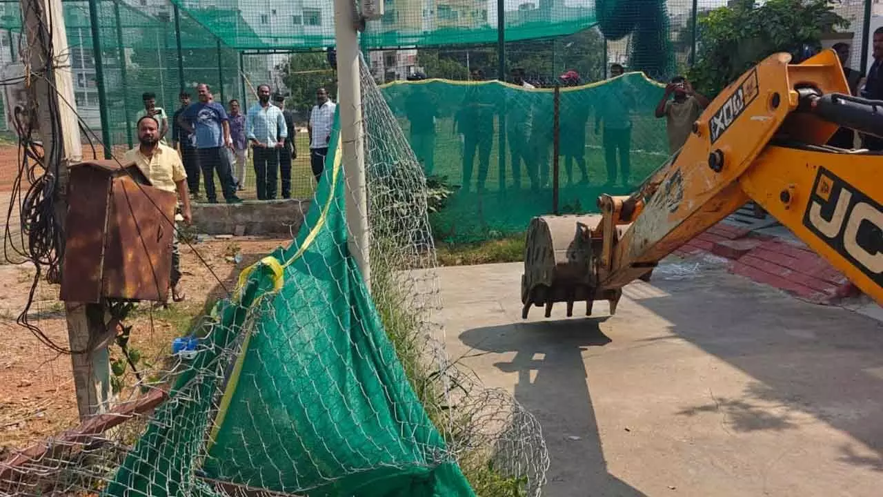 HYDRA clears illegal barricades at Boyapalli Enclave