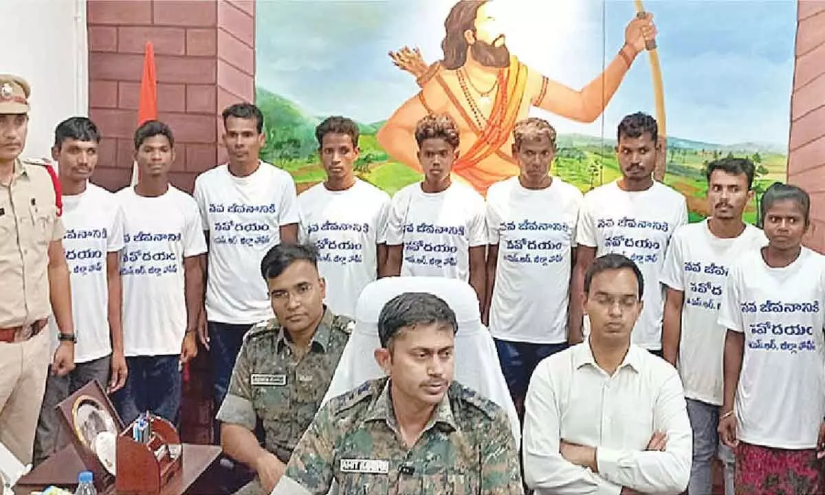 10 Maoists surrender before ASR district police