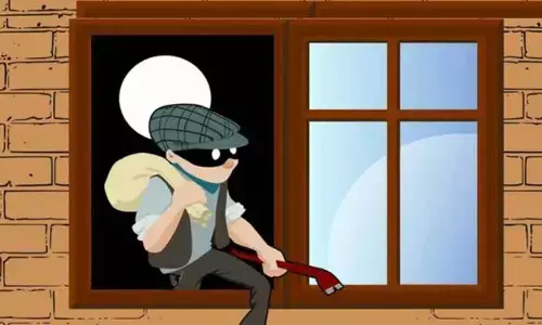 Burglars loot house, decamp with 30 tolas gold, Rs 1 lakh cash