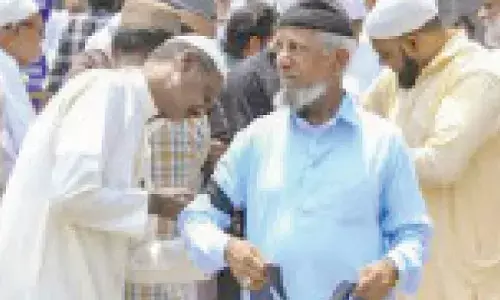 Muslims MPs, MLAs wear black armbands at Friday prayers