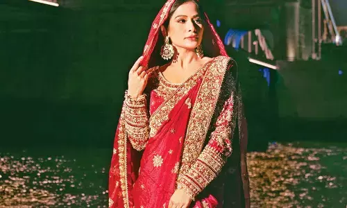 Elevate Your Bridal Look: Fashion Tips to Style the Iconic Khada Dupatta with Modern Elegance