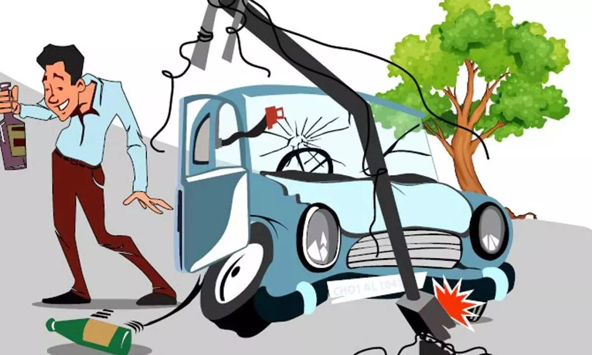 Car havoc in Komarolu: Drunk driver crashes into electric pole, disrupts power supply
