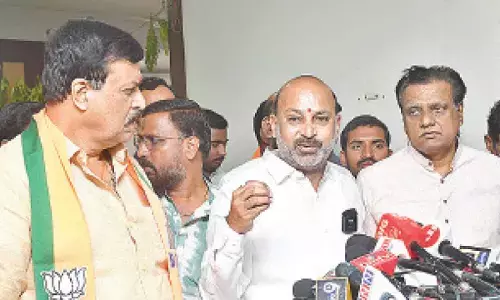 Bandi Sanjay condemns lathi-charge on UoH students