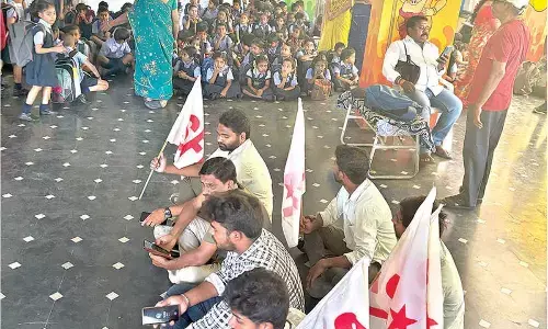 SFI demands govt fee structure in private schools