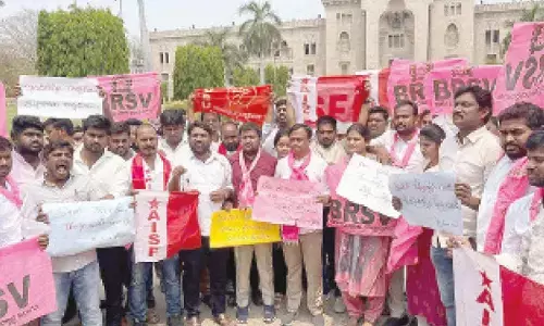 Tension prevails as cops detain CPI (M) leaders on way to UoH