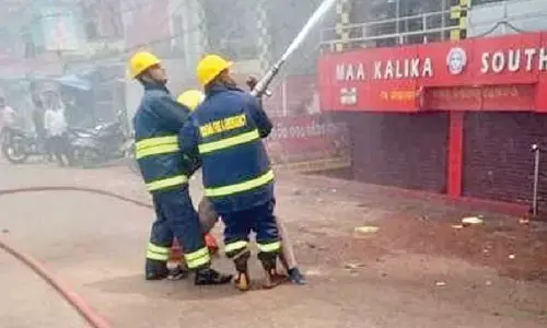Fire breaks out in shopping mall