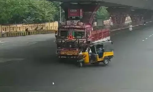 Auto carrying school students hits divider in Gajuwaka, six injured