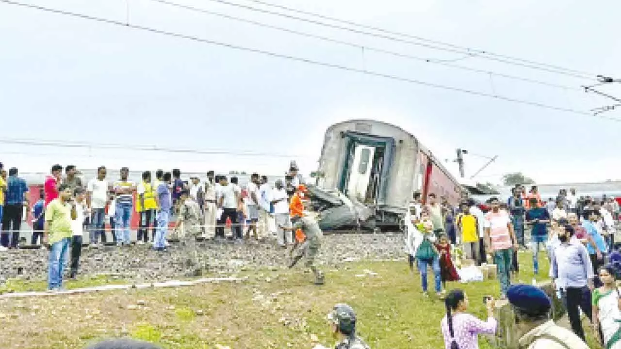 Rly accidents declined to 81 in 2024-25 from 400 earlier: Vaishnaw Rly accidents declined to 81 in 2024-25 from 400 earlier: Vaishnaw