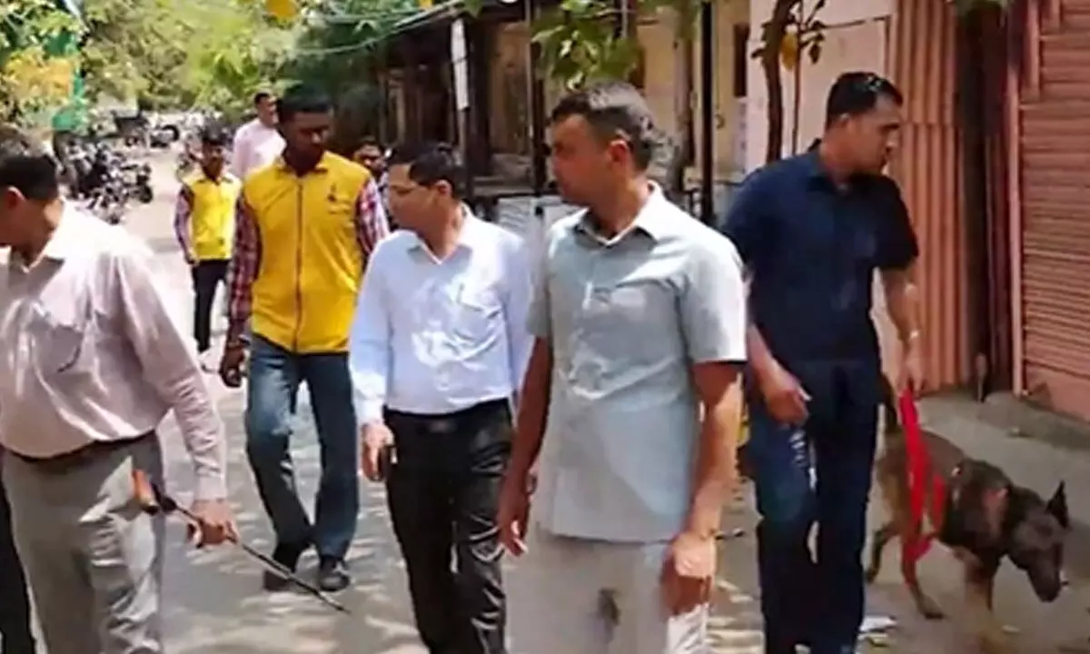 Jaipur Collectorate gets bomb threat, evacuated Jaipur Collectorate gets bomb threat, evacuated