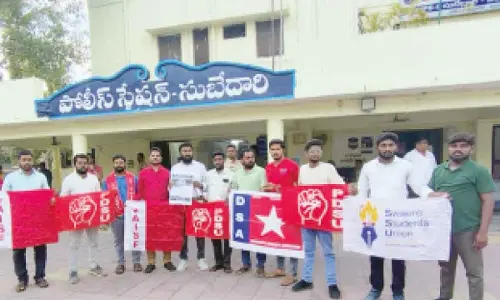 Students try to lay siege to Konda’s house