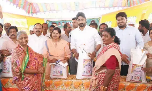 Fine rice must be distributed transparently, says Collector