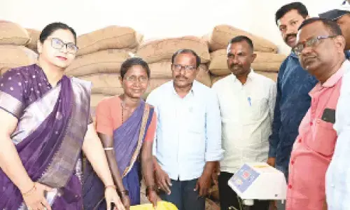 Distribution of fine rice must be done smoothly