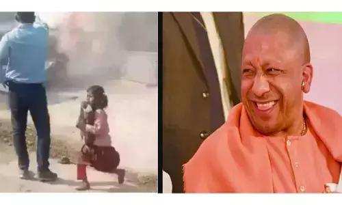 Akhilesh Yadav pledges to fund education of girl saving books during demolition drive