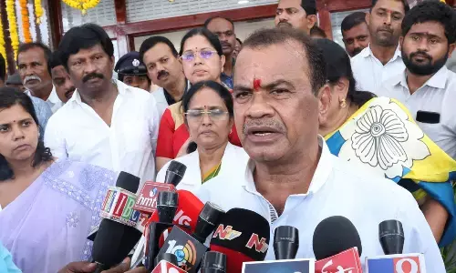Minster Komatireddy Venkat Reddy along with Collector Ila Tripathi addressing the media at GGH premises in Nalgonda