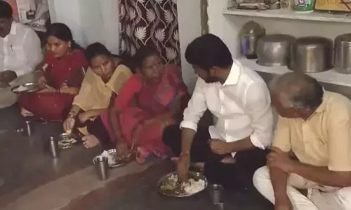 CM has lunch with rice scheme beneficiary at Sarapaka
