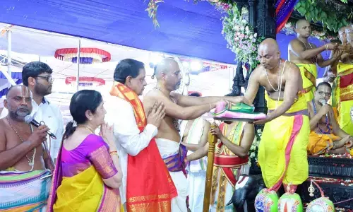 TTD chairman offers Pattu Vastrams to Bhadradri Rama