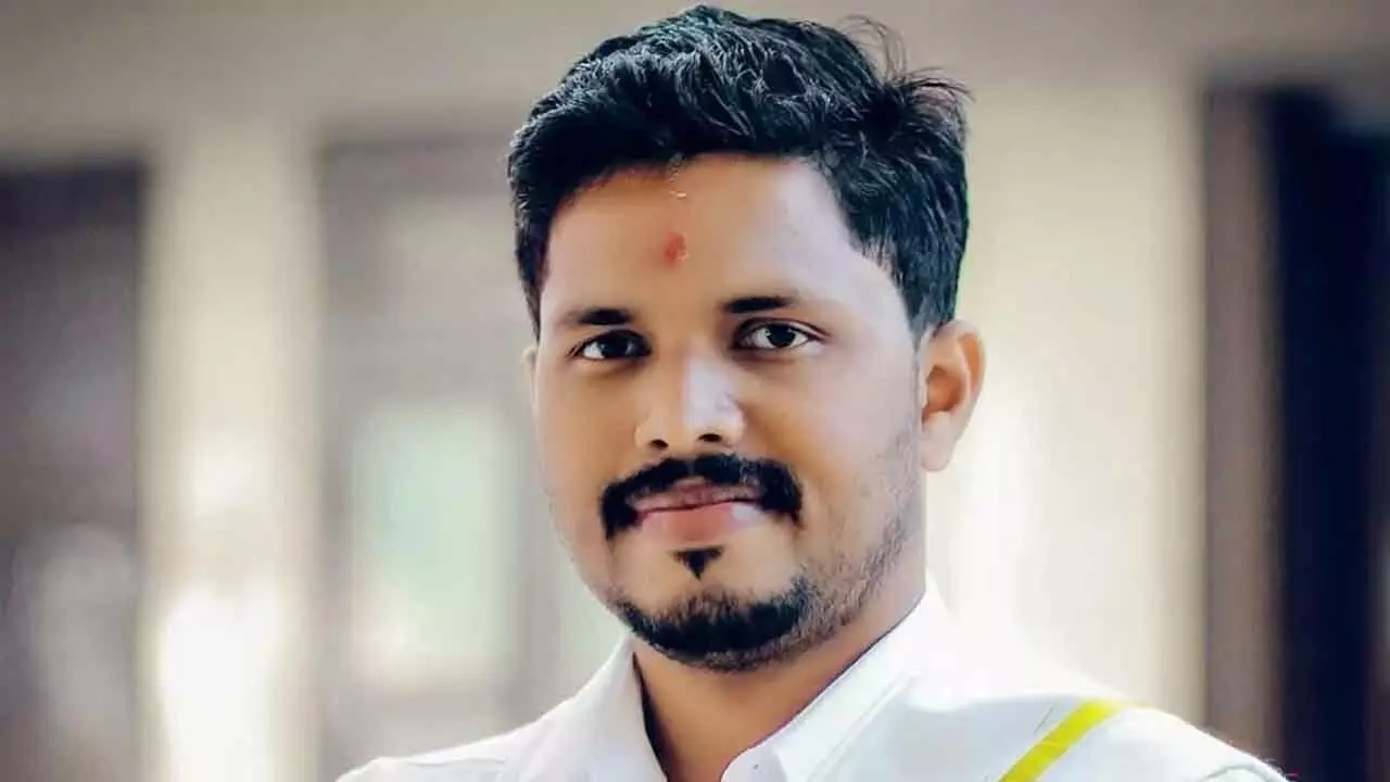 Security Breach at Belthangady Court: Youth kisses Key Accused in Praveen Nettaru Murder Case Security Breach at Belthangady Court: Youth kisses Key Accused in Praveen Nettaru Murder Case