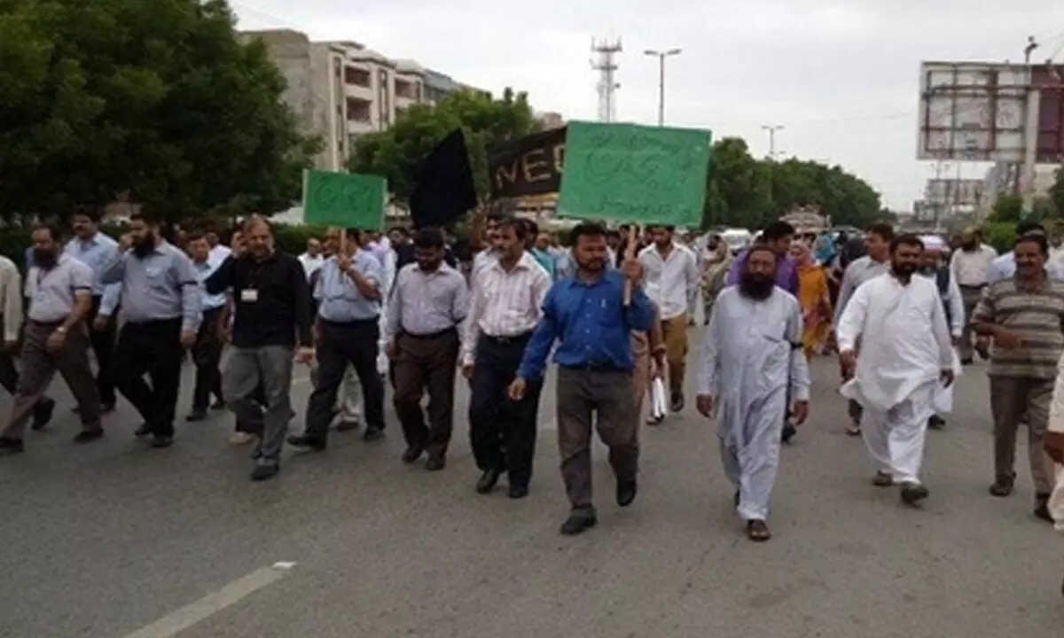 College teachers in Pakistans Sindh province protest against government negligence